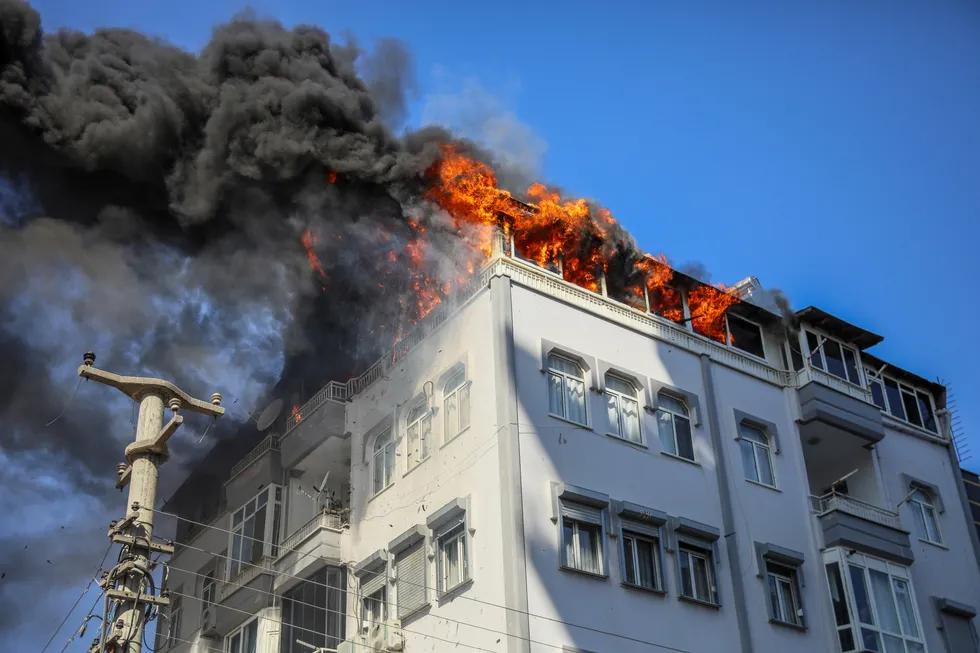 Antalya'da yangın dehşeti: Korkuluğa tutunup yardım beklediler! İtfaiye son anda yetişti - 3