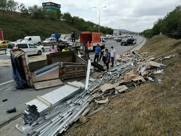 İstanbul'da feci kaza! Kamyon ikiye bölündü - 2