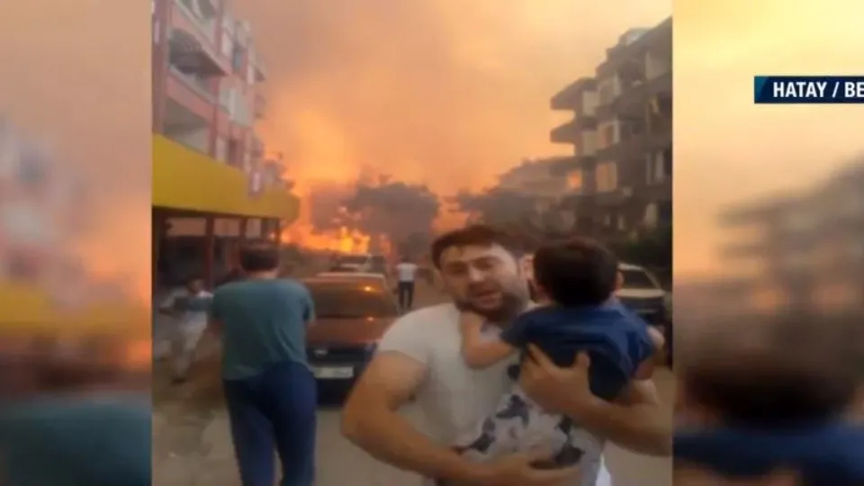 Son dakika: Hatay'daki yangın felaketinin sembolü oldu! Türkiye'nin konuştuğu o görüntülerin kahramanı baba alevlerden kaçış anını A Haber'e anlattı