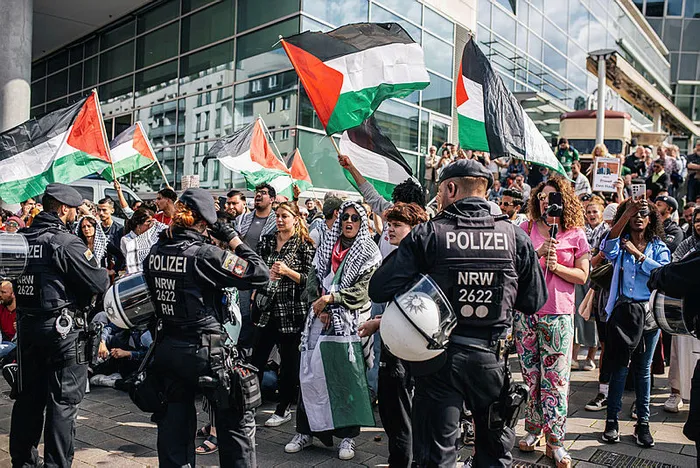 Okan Bayülgen’den sanatçılara çağrı: Filistin konusunda birleşelim