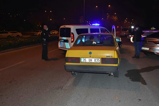 İzmir’de kısıtlamayı ihlal edip ters yönde ilerleyen sürücü yakalandı - 2