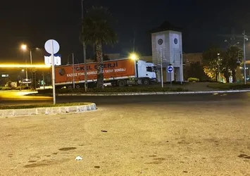 TIR'ı öyle bir yere park etti ki... Vatandaşlar şaştı kaldı