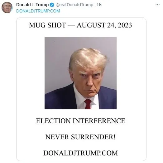 Trump’ın sabıka fotoğrafı tarihe geçti sosyal medyada alay konusu oldu! Eski ABD başkanı şekilden şekle sokuldu