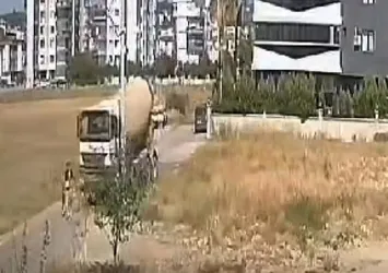 Feci kaza kamerada! Anne ve çocuğu beton mikserinin altında kaldı!