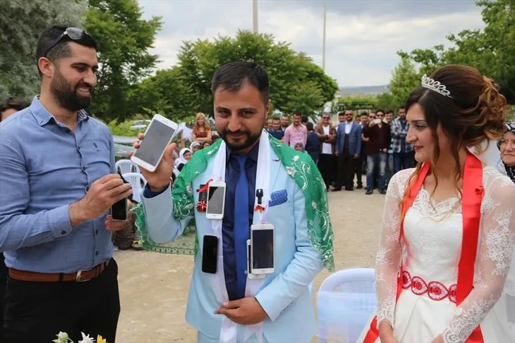 Nevşehir’de damada altın yerine akıllı telefon taktılar