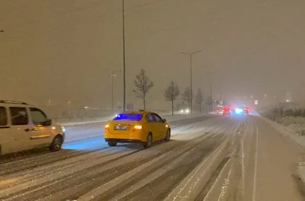 son-dakika-istanbulda-sabah-saatlerinde-yagan-kar-saskina-ugratti-kar-yagisi-devam-edecek-mi-meteorolojiden-fl-1647837508675.jpg SON DAKİKA! İstanbul'da sabah saatlerinde yağan kar şaşkına uğrattı! Kar yağışı devam edecek mi? Meteoroloji'den flaş uyarı geldi - 6