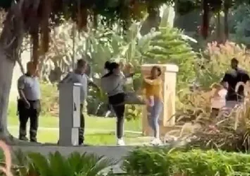 Adana'da saç saça baş başa kavga! O anlar kamerada