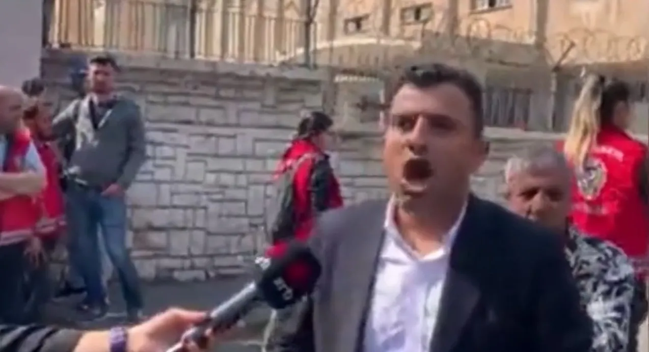 HDP ve YSP'liler bebek katili Öcalan'a özgürlük nidaları attı!