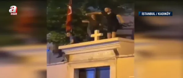 kadikoyde-genclerin-sinirsizca-eglencesine-tepki-yagdi-ermeni-kilisesinin-uzerinde-oynadilar-1626073836200.jpg Kadıköy'de gençlerin sınırsızca eğlencesine tepki yağdı! Ermeni Kilisesi'nin üzerinde oynadılar! - 1