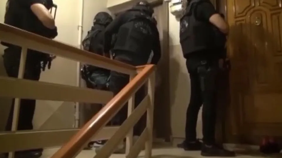 İstanbul'da polislere saldırı planı yapan teröristler yakalandı! El bombası ve silahlar ele geçirildi