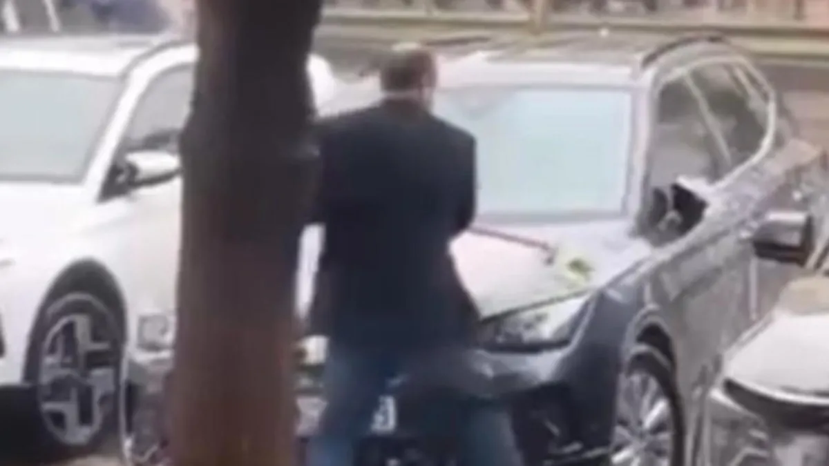 Batman'da yağmuru gören sürücü durumu fırsata çevirdi: Aracını yıkadı