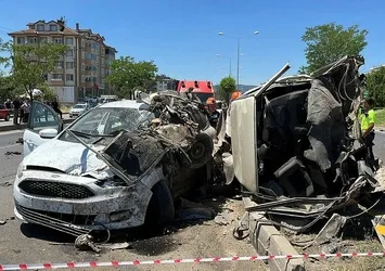 Bolu D-100'de katliam gibi kaza! Araç ortadan ikiye bölündü: 2 ölü, 3 yaralı
