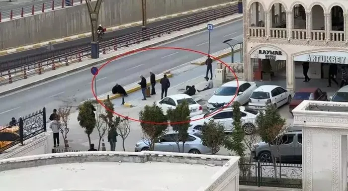 mardinde-korku-dolu-anlar-adliye-onunde-silahlar-ates-edildi-yaralilar-var-1732198188826.jpeg Mardin’de korku dolu anlar! Adliye önünde silahlar ateş edildi: Yaralılar var - 1