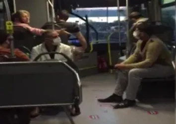 Erkek yolcunun hareketi çileden çıkardı! Metrobüsü birbirine kattı