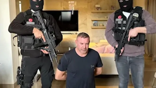 Kırmızı Bülten ile aranıyordu! İçişleri Bakanı Ali Yerlikaya duyurdu: Organize Suç Örgütü Elebaşı Eric Schroeder İstanbul’da yakalandı