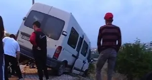 Kontrolden çıkan minibüs kaldırımda asılı kaldı