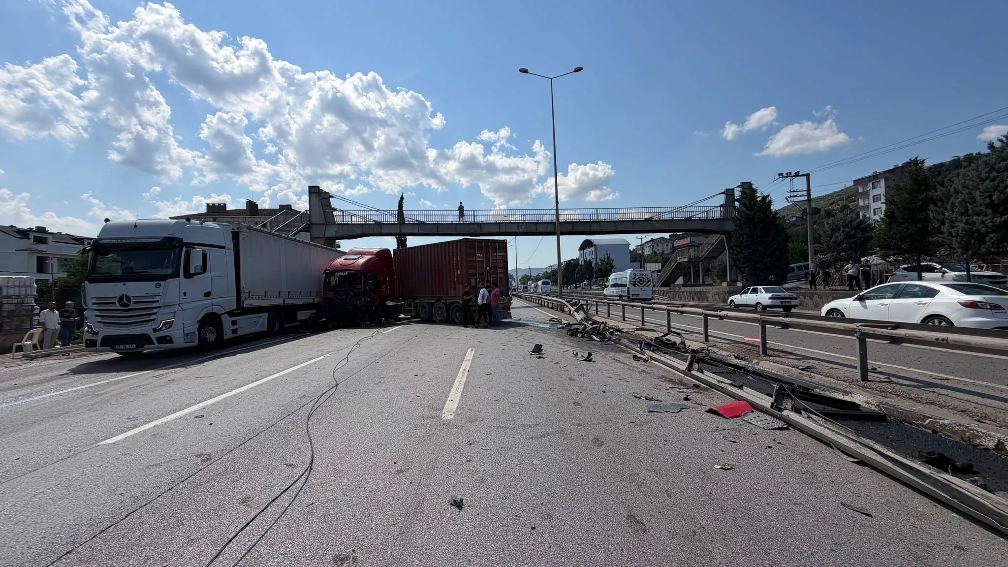 E-5'te trafiği kilitleyen kaza! Ulaşım 1,5 saat durdu