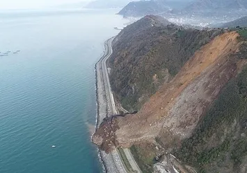 Karadeniz Sahil Yolu'nda heyelan! Kayıp 4 gençten acı haber