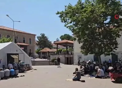 Sındırgı’da cuma namazı çadırlarda kılındı
