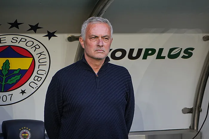 1746432160862.jpg Fenerbahçe-Beşiktaş derbisini köşe yazarları yorumladı: Mourinho Fenerbahçe tarihinin en rezil hocası - 3