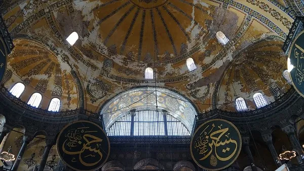 Yunan vatandaştan Ayasofya Camii önünde büyük provokasyon! Emniyet harekete geçti! Bir daha Türkiye’ye giremeyecek
