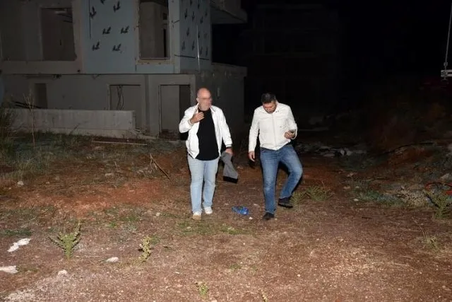 Antalya'da borçlu emlakçı, alacaklısının azmettirdiği kişiler tarafından darp edildi, iç çamaşırıyla kaçıp yardım istedi - 2