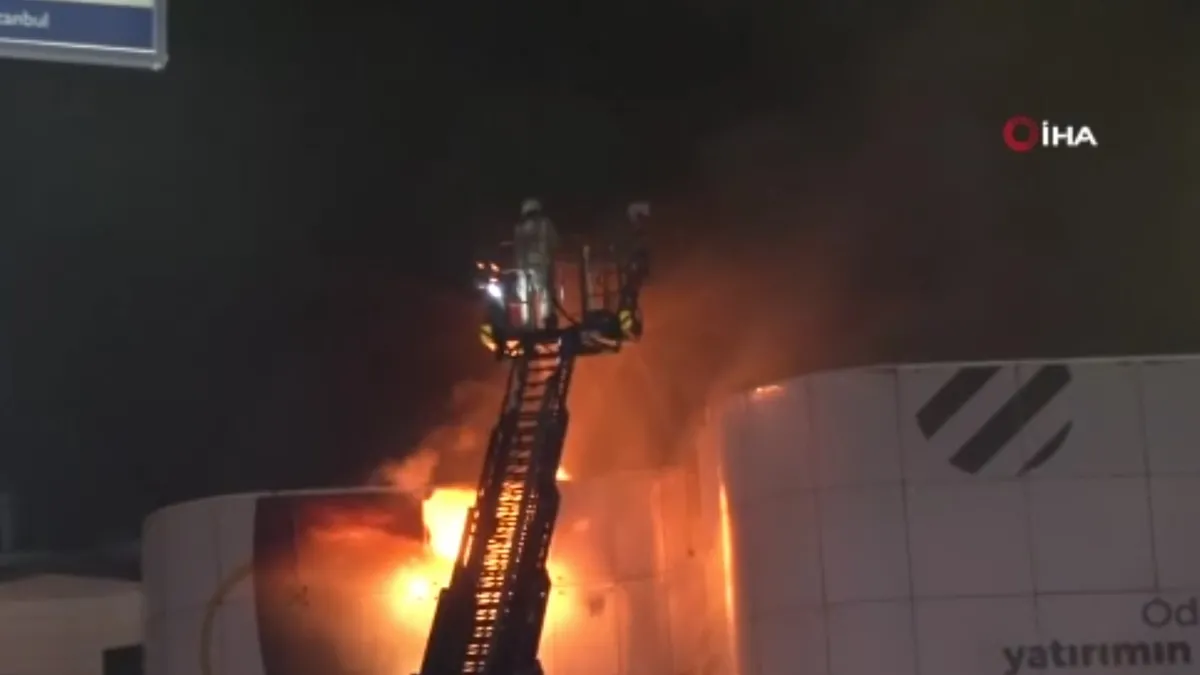 Beşiktaş'ta yangın paniği! ATM yangını binaya sıçradı