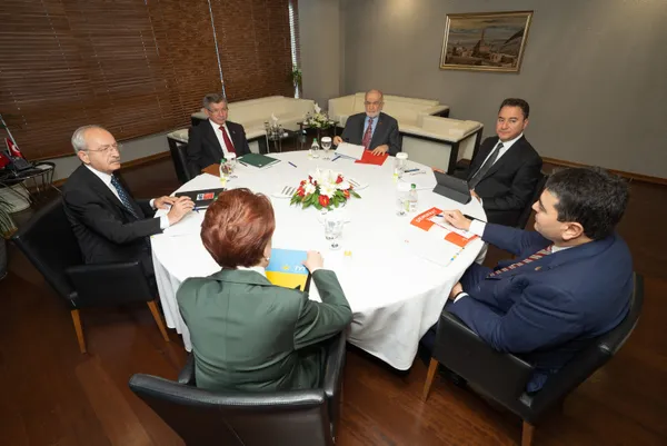 altili-masanin-son-toplantisindan-da-aday-ismi-cikmadi-btp-kapinin-disinda-kaldi-1668446895697.jpg Altılı masanın son toplantısından da aday ismi çıkmadı! BTP kapının dışında kaldı! - 1