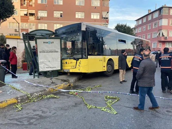 İETT otobüsü durağa çarptı! Çok sayıda yaralı var