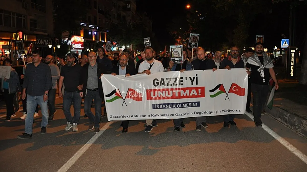 Hekim ve sağlıkçılar Gazze için Erzincan'da "sessiz yürüyüş" yaptı