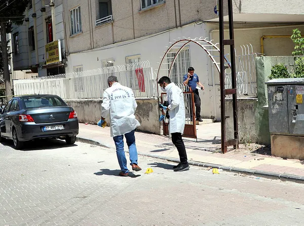 Ev sahibi ile kiracının tartışmasında silahlar konuştu: 2 yaralı - 1