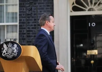 İngiltere Başbakanı Cameron'ı açık kalan mikrofonu ele verdi