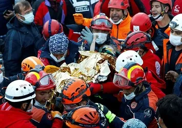 İzmir depreminde 106 can sağ kurtarıldı!