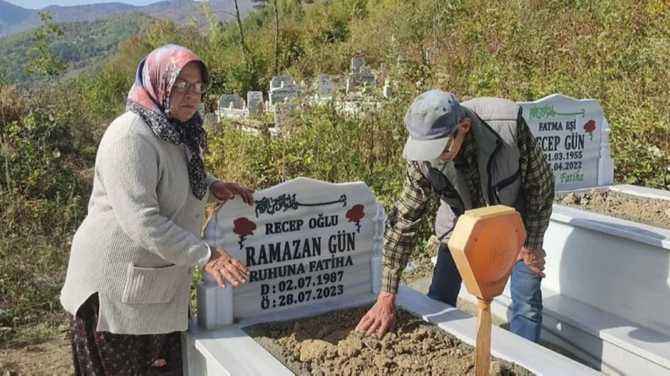 Mezarlıkta panik anları! Oğlunun kabrinin o halini görünce yığıldı kaldı