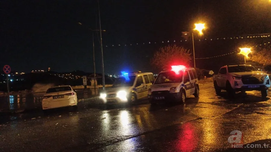 SON DAKİKA | Bursa Gemlik’te tsunamiyi andıran görüntüler! Araçlar ve dükkanlar sular altında... 9