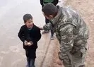 Mehmetçik, ekmeğini Suriyeli çocuklarla paylaştı! Akıllara Türkiyeye Sömürgeci demeye kalkışan Portakal geldi