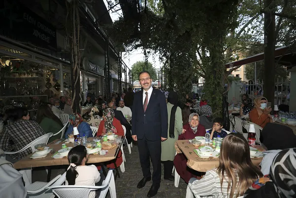 Bakan Kasapoğlu Batı Trakya’daki soydaşlarla iftarda buluştu: Onların bizlerle irtibatı bize her zaman heyecan ve güç veriyor