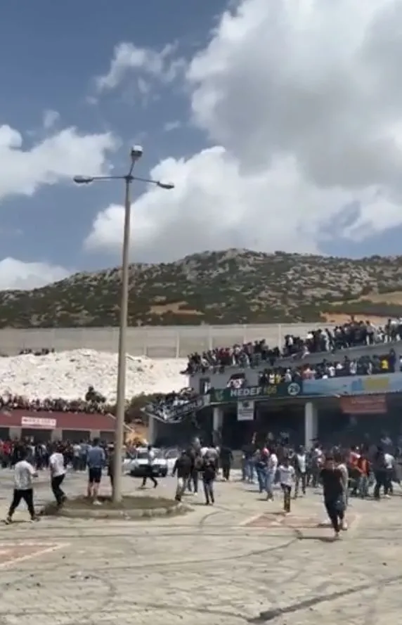antalyada-drift-festivalinde-facia-izleyenlerin-oldugu-balkon-coktu-o-anlar-kamerada-1651667795358.jpg Antalya’da drift festivalinde facia! İzleyicilerin olduğu balkon çöktü: O anlar kamerada - 2