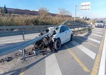 Bilecik'te feci kaza! Araç bariyerlere saplandı: 6 yaralı