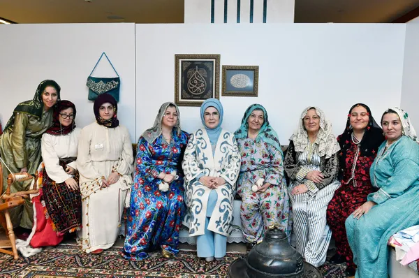 emine-erdogan-10-milletlerarasi-turk-halk-kulturu-kongresinde-konustu-mazlumlarin-cikaramadigi-ses-olmaya-deva-1702397488154.jpg Emine Erdoğan 10. Milletlerarası Türk Halk Kültürü Kongresi'nde konuştu: Mazlumların çıkaramadığı ses olmaya devam edeceğiz - 3