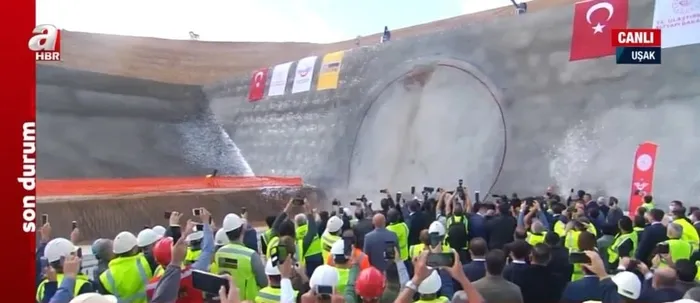Son dakika: Türkiye’de bir ilk olacak! Ankara-İzmir YHT Projesi kapsamındaki Eşme-Salihli kesimi T-1 Tüneli’nde ışık göründü