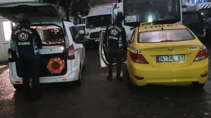 Son dakika: İstanbul'da Fransız turiste dehşeti yaşatan taksiciye ev hapsi! 'Toplu Taşıma Aracı Kullanım Belgesi' iptal edildi - 2
