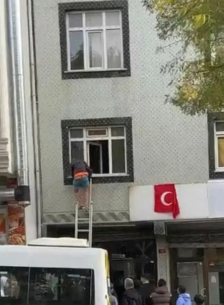 1701599899220.jpeg İstanbul'da ilginç olay! Pencereye çıkıp yardım istedi esnaflar kurtardı - 2
