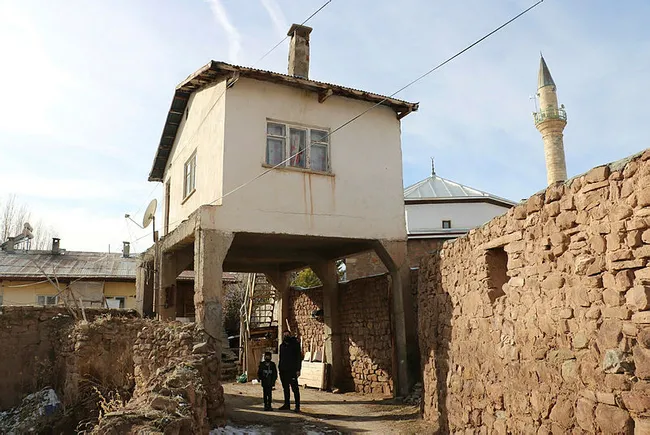 Sivas’ta fıkra gibi olay! Misafir odasının altından yol geçiyor - 1
