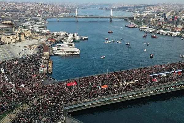 galata-koprusunden-yeni-yilin-ilk-mesaji-istanbulda-binler-sehitler-ve-filistin-icin-bir-arada-1704092609688.jpeg