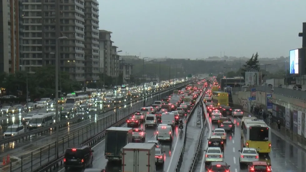 istanbulda-trafik-felc-yogunluk-yuzde-85e-ulasti-1790698670888.jpg İstanbul’da trafik felç! Köprü ve TEM'de uzun araç kuyrukları - 2
