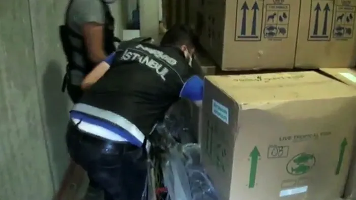 İstanbul polisinden uyuşturucu operasyonu! Atatürk Havalimanı'na iniş yapan kargo uçağında 6 kilo kokain ele geçirildi - 2