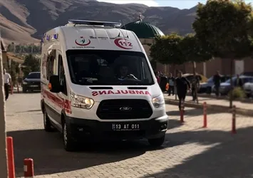 Siirt'te yolcu otobüsü bariyerlere çarptı