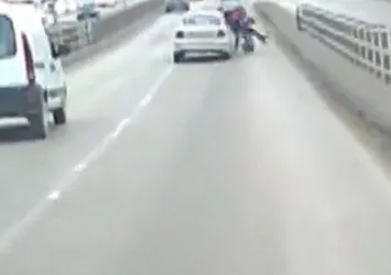 Motosikleti devirip hızla olay yerinden kaçtı
