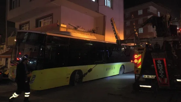 bir-iett-faciasi-daha-pendikte-otobus-kaldirimla-evin-balkonu-arasina-sikisti-1640159349585.jpg Bir İETT faciası daha! Pendik’te otobüs kaldırımla evin balkonu arasına sıkıştı - 5